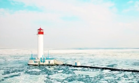 Аэросъёмка: Воронцовский маяк среди множества льдин