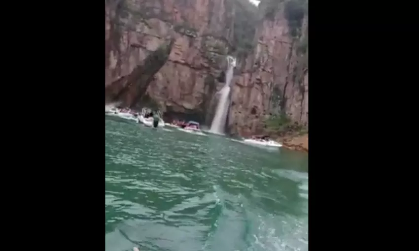 В Бразилии на туристов обрушилась часть скалы. Видео