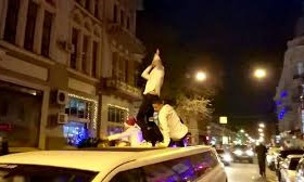 Одесситы в Новогоднюю ночь устроили танцы на крыше лимузина