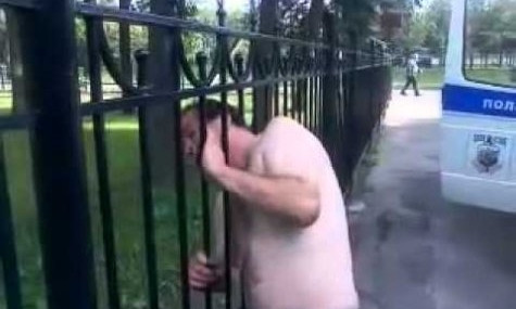 Житель Белгород-Днестровского застрял в заборе