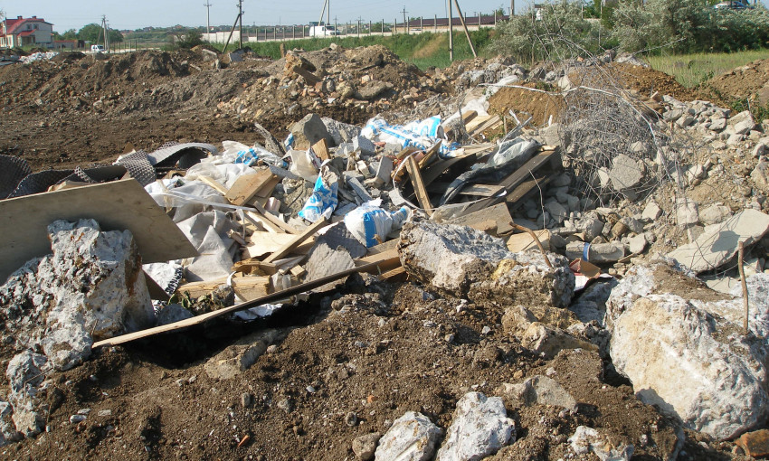 Под Одессой появилось чучело «мусорящего человека»