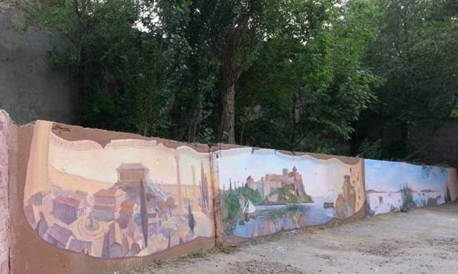 Художник превратил бетонные стены в уличную галерею и пишет шедевры живописи