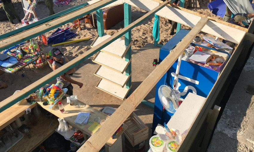 На пляже «Черноморка» демонтировали незаконную постройку