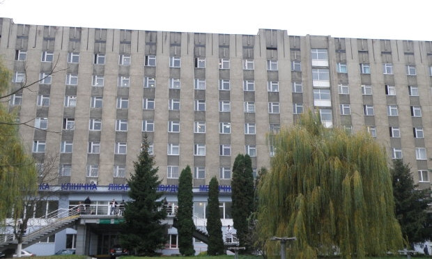 На территории львовской больницы прогремел взрыв, обнаружено бездыханное тело (фото)