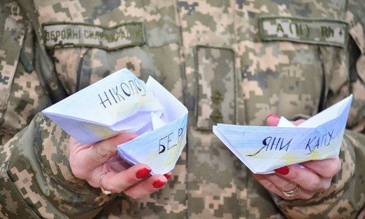 В поддержку пленённых моряков в Одессе пустили бумажные кораблики (ФОТО)