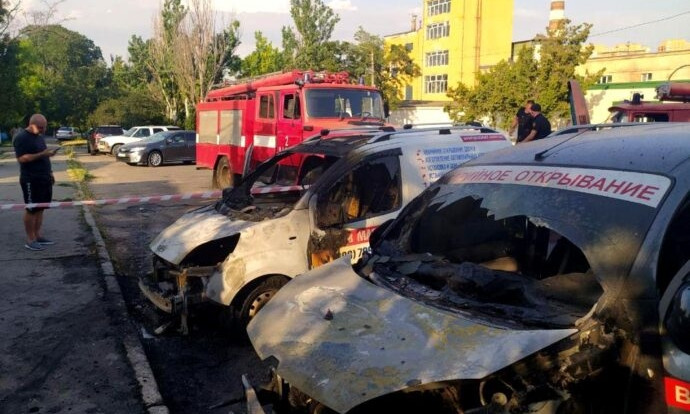 Спасатели в Одессе тушили два автомобиля 