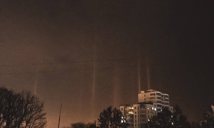 В Черноморске из-за мороза в небе появились световые столбы 