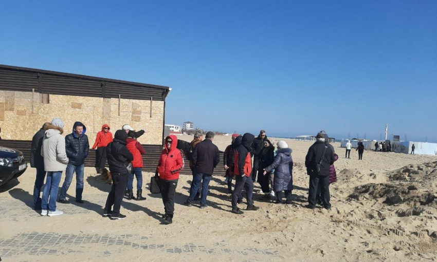 Активисты крушат нахалстрой на пляже в Затоке