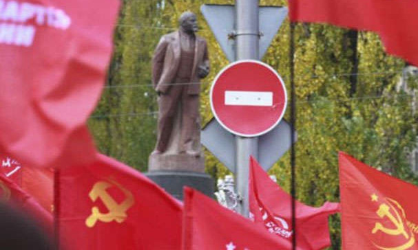 Житель Одесской области прицепил красный флаг к велосипеду и стал уголовником