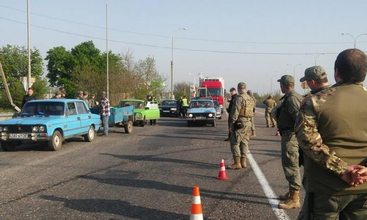 Активисты одесского "Автомайдана" досматривают автомобили, въезжающие в Одессу