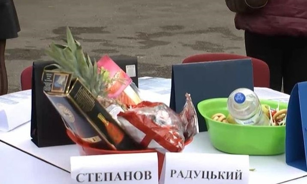 У здания МОЗ медсестры провели акцию протеста: для министра принесли две миски с едой