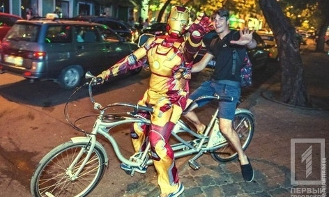 По Одессе на велосипеде разъезжал Железный человек