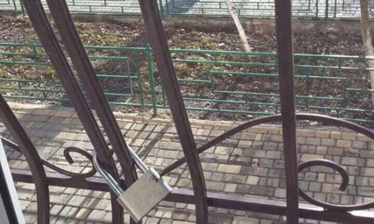 Железные решётки на окнах и пожарная безопасность: как в одной из одесских школ компромисс нашли