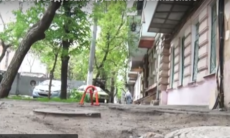 Жители улицы Заславского живут под постоянным обвалом фрагментов фасада