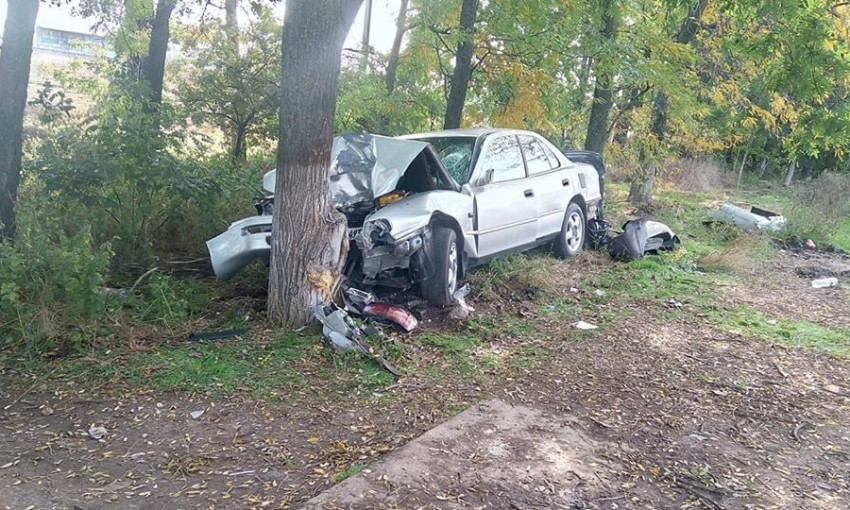 Сокрушительная авария: автомобиль врезался в дерево, есть пострадавшие