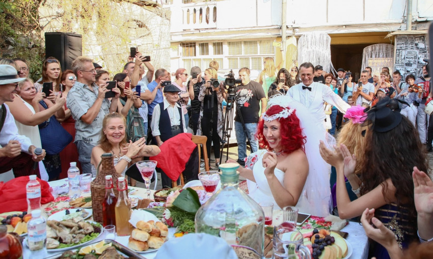 На Молдаванке в День города сыграли традиционную одесскую свадьбу
