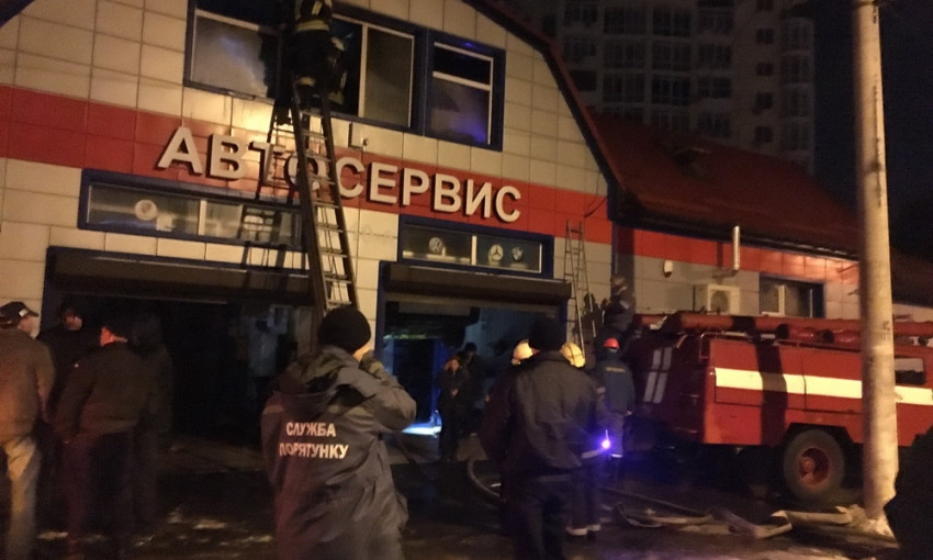 Ночью в Одессе пылало СТО (ФОТО)