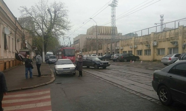 В Одессе возле стадиона Спартак произошла авария