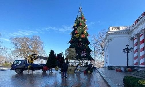 Елочка погасла: в центре Одессы убирают праздничные декорации (фото)