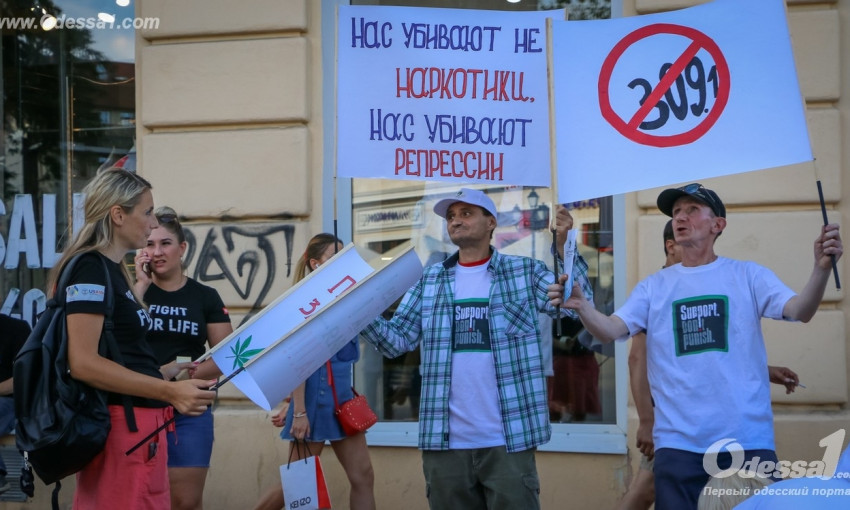 Одесские наркоманы вышли на протест за свои права (ФОТО)