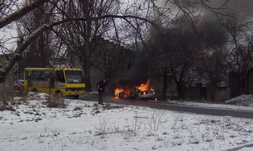 В Одессе средь бела дня горел автомобиль