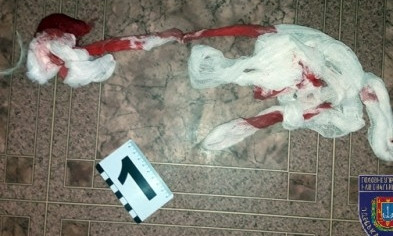 На Таирово трагедия: во время семейной ссоры мужчина подрезал жену ножом