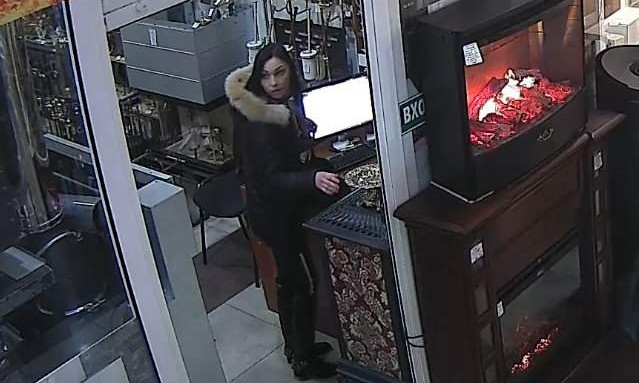 В одесском торговом центре неизвестная девушка "обчистила" кассу