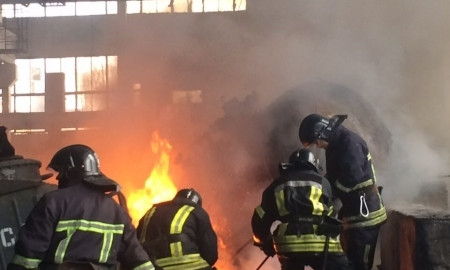Спасатели потушили склад с горящими шинами на окраине Одессы