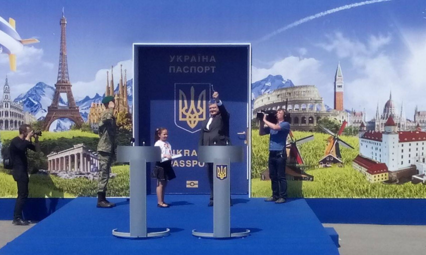 Президент Украины Петр Порошенко открыл символические двери в безвиз