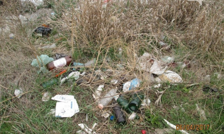 В Одессе 10 лет складируют мусор в зеленой зоне