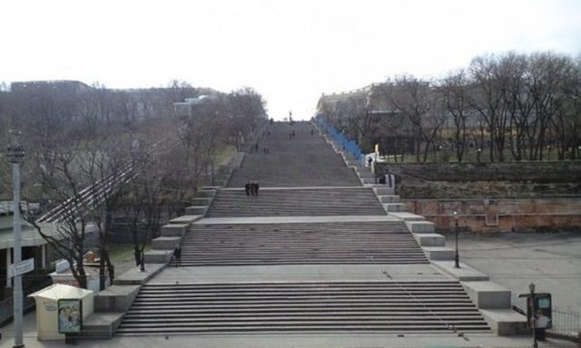 Потёмкинская лестница: склад с исторической лепниной и декором соседствует с бездомными