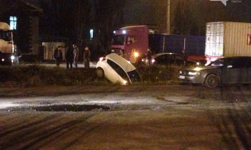 На Шкодовой горе в Одессе иномарка упала в канаву