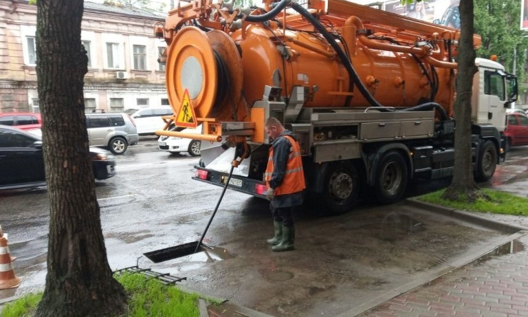 Одесские коммунальщики чистят ливневки во избежание подтоплений