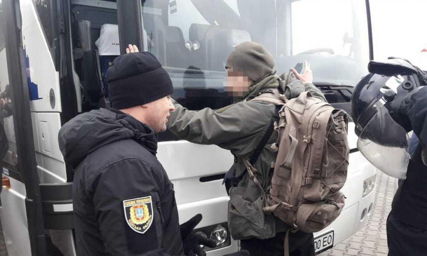 На въезде в Одессу остановили автобусы с опасными людьми