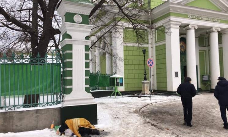 Возле одного из храмов Одессы едва не замёрз насмерть бездомный