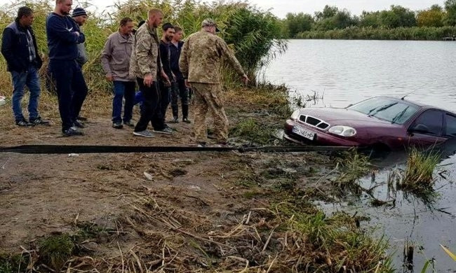 У Маяков спасатели вытащили из Днестра автомобиль с телом мужчины