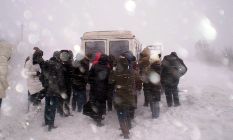 Из снежных заносов спасатели помогают выбраться людям в автомобилях