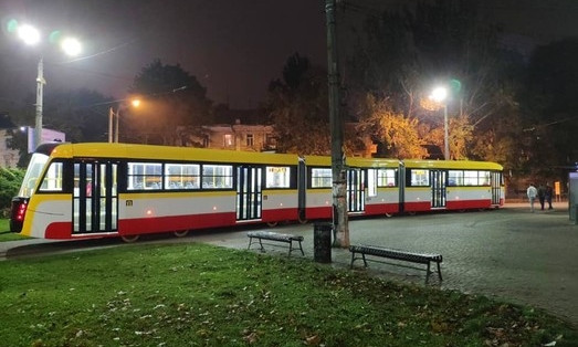 В Одессе испытывают новый длинный трамвай 