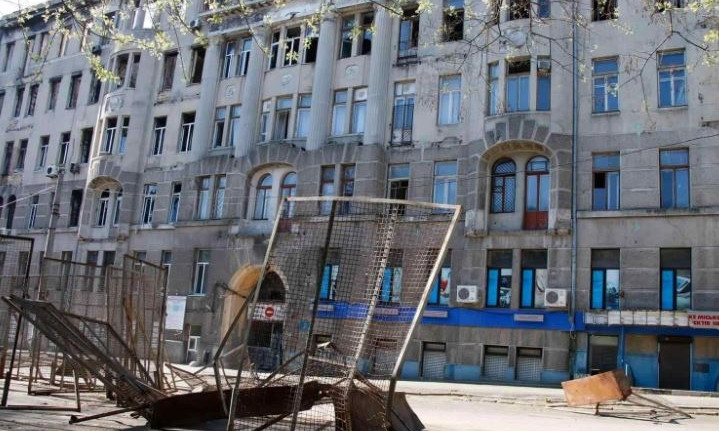 Ночью в Одессе снесли ограду возле сгоревшего колледжа на Троицкой