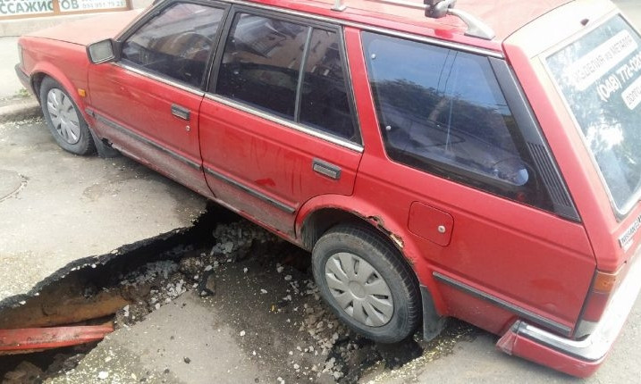 Небезопасная парковка в центре Одессы: под машинами образовался провал