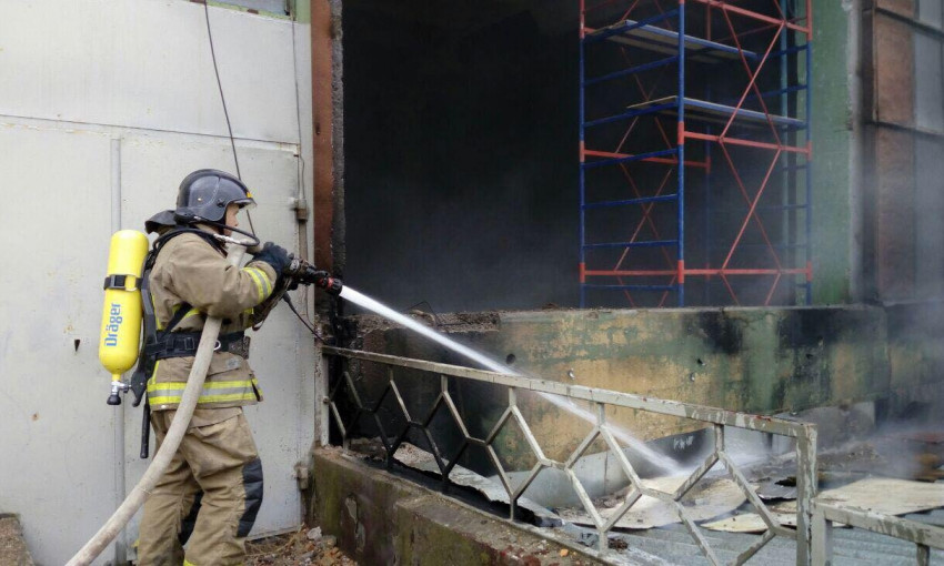 На Молдаванке тушили пожар на заводе (ФОТО)