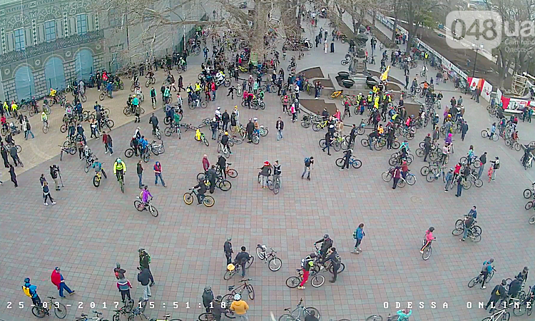 Сотня велосипедистов заполнили площадь перед одесской мэрией
