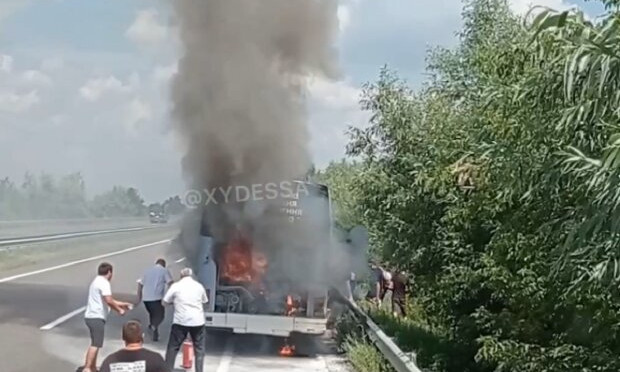 ЧП на трассе Одесса-Киев: рейсовый автобус загорелся прямо во время движения.