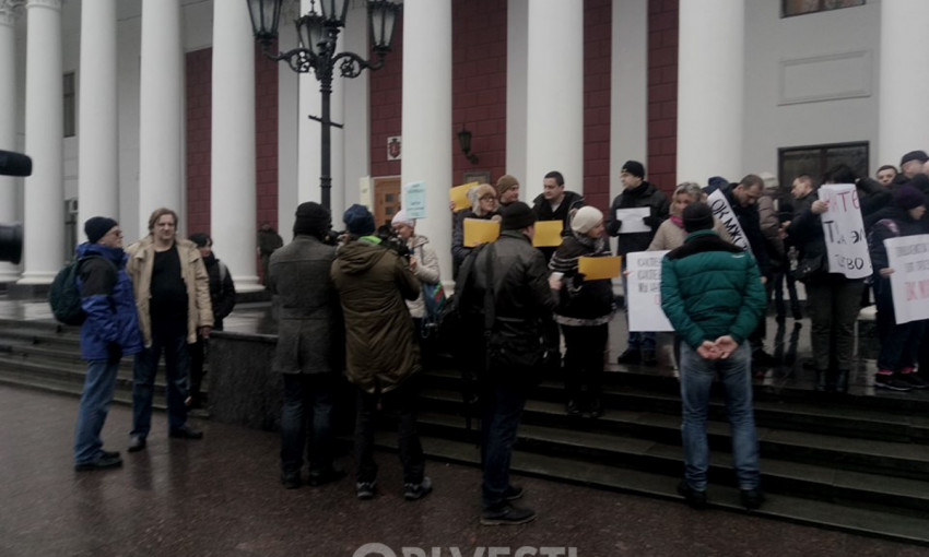 Утренний пикет перед зданием Одесской мэрии