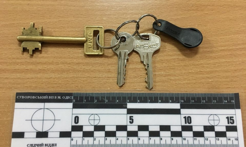 Женщина нашла ключи от чужой квартиры и решила совершить кражу
