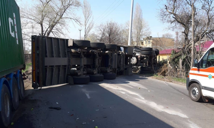 В районе Шкодовой горы перевернулся грузовик 