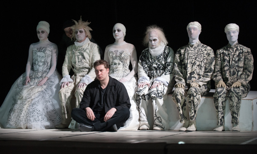 Украинский театр приглашает на спектакль «Гамлет»
