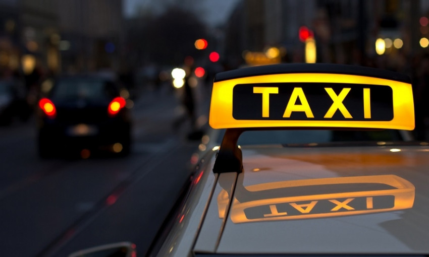 Таксист из Одессы унижает пассажиров иностранцев