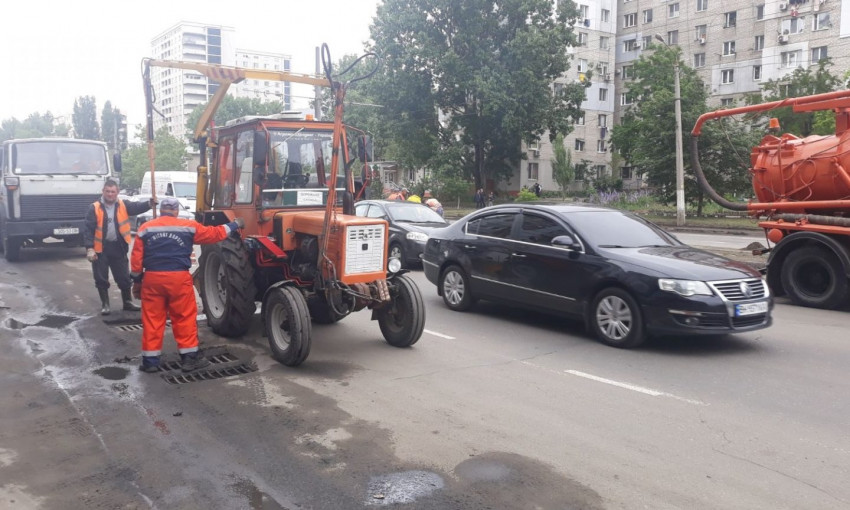 Коммунальщики продолжают приводить Одессу в порядок после подтопления 