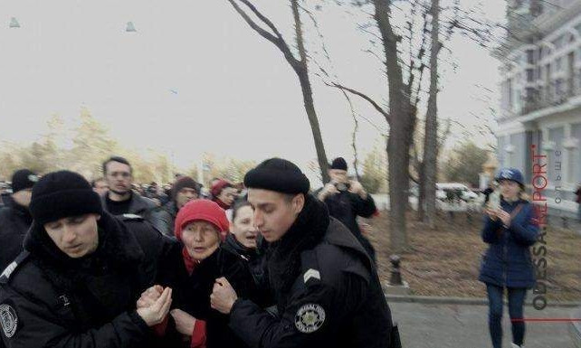 В Одессе полиция грубо задержала женщину